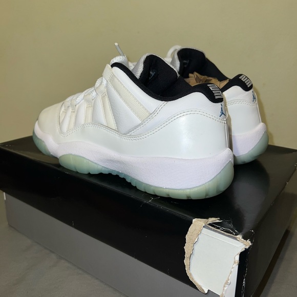 Jordan 11 Low - Picture 5 of 12